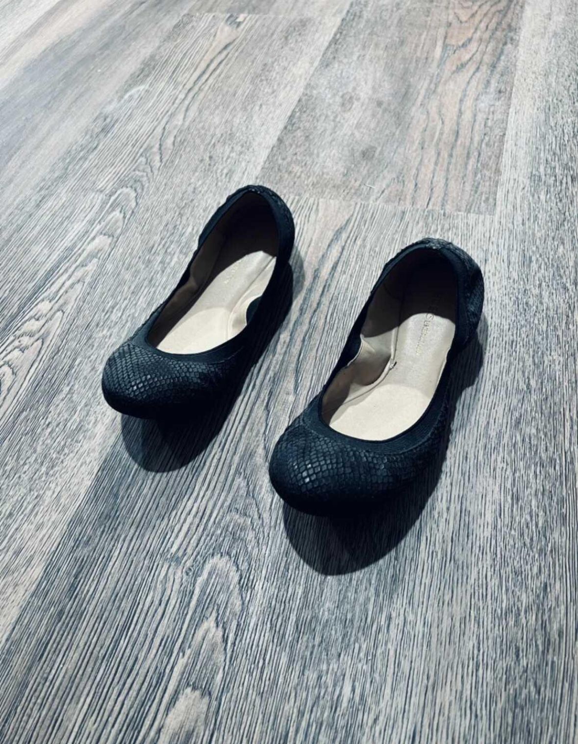 BCBG Generation Black Flat size 6