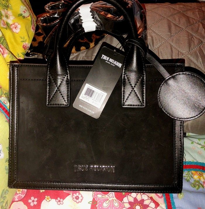 True Religion
Suede PU Box Tote with Logo Tag
BRAND NEW!!!!!
