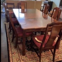 Broyhill Dinning Table With 6 Chairs And Hutch Set.