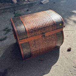 Small Storage Trunk/basket 