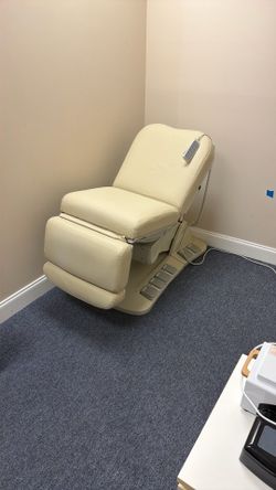 4-Motor Electric Treatment Table/Procedure Chair with Integrated Foot Controls