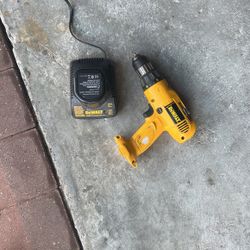 Dewalt 9.6v With New Battery And Charger 