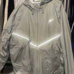 Nike Running Division Reflective Windbreaker Jacket – Men’s (Lightweight Performance Jacket)