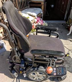 Quantum 2.0 mobility chair with charger