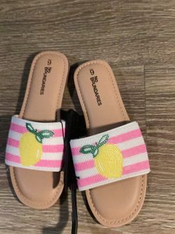 New No Boundaries Women's Beaded Slide Sandals feature a playful lemon graphic     atop a white and pink striped strap. Size6