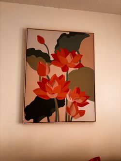 Hermoso cuadro decorativo cuadrado con diseño de ramas y hojas de colores. Incluye marco y está en muy buenas condiciones. Mide 39.5” × 39.5”. Ideal p