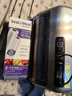 FoodSaver Vacuum Sealer with Bag Rolls