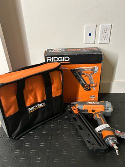 RIDGID Pneumatic 15-Gauge 2-1/2 in. Angled Finish Nailer with CLEAN DRIVE Technology, and Tool Bag