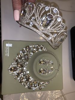 Necklace, Tierra, & earrings