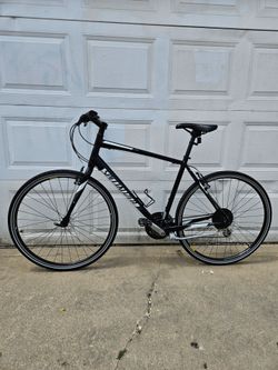 Like new! SPECIALIZED SIRRUS HYBRID BIKE