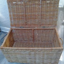 Large Wicker Basket with Hinged Lid and Handles