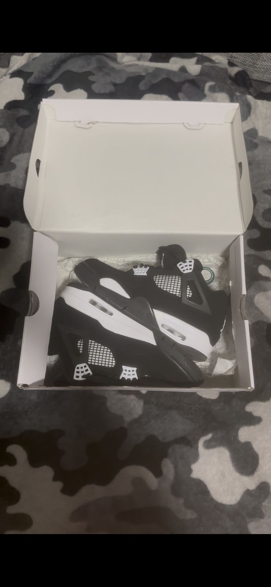 Air Jordan 4 Retro White Thunders Size (8) Very Good Condition Shipping Only