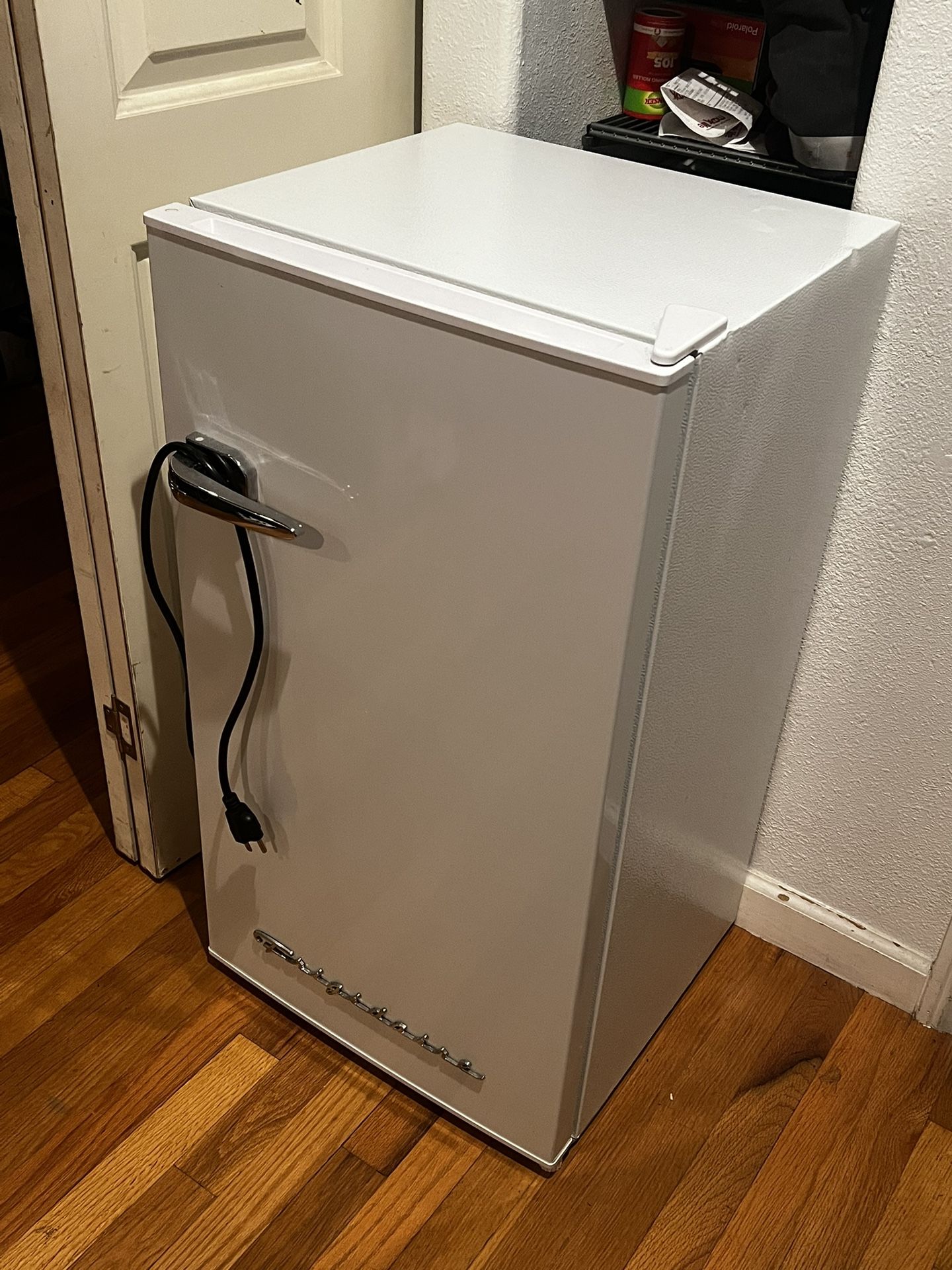 Frigidaire (Mini Fridge)