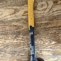 DeWalt demolition pry bar.