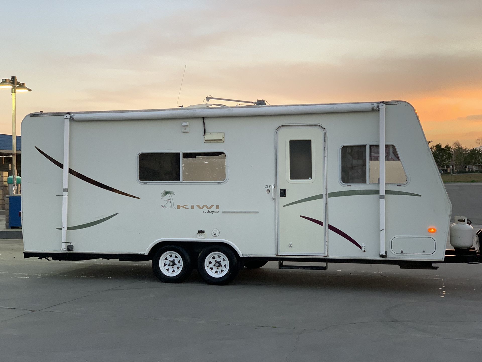 2000 Kiwi hybrid Travel trailer By Jayco for Sale in Riverside, CA