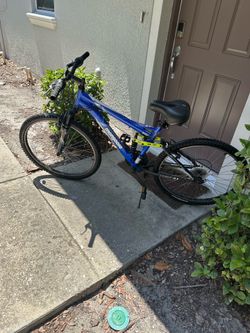 Mongoose Ledge 2.1 mountain bike