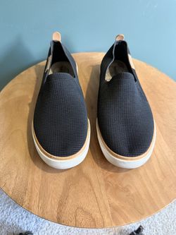 Tommy Bahama slip on sneakers Size 9