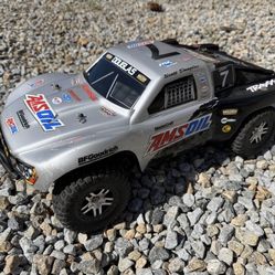 Traxxas Slash 4x4 – Brushless + LiPo + Charger Ready to Run