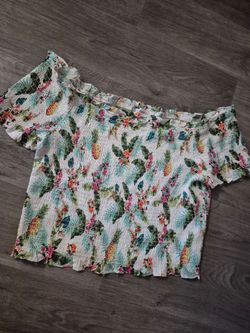 NEW Forever 21 Stunning Floral off the shoulders gorgeous blouse! Size:Large- Xlarge.. BEAUTIFUL!