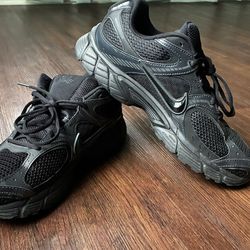 🔥 NIKE MEN’S BLACK SNEAKERS – LIKE NEW 🔥