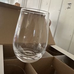 Tengo 4 cajas de 6 vasos de cristal $30 por todas