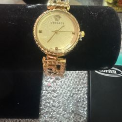 Gold plated with four layers of 14k gold, suitable for daily use, can get wet, very good, does not harm the skin