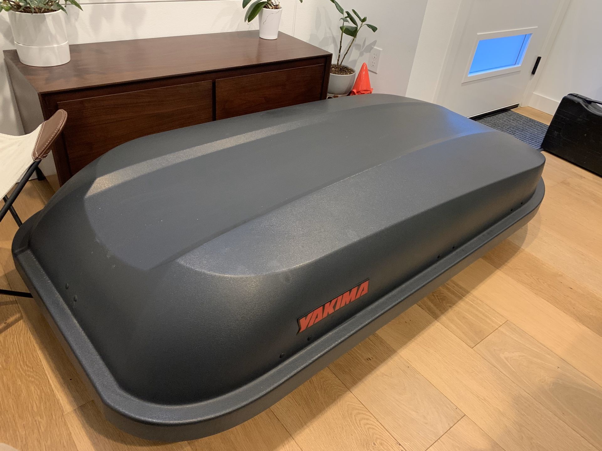 Yakima RocketBox Pro 14, Multisport Rooftop Cargo Box (14 cubic ft