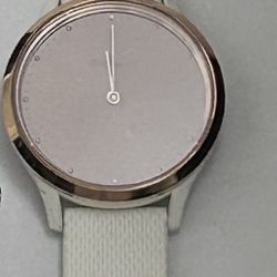 Garmin Vivomove HR hybrid smartwatch with a rose gold case and white band