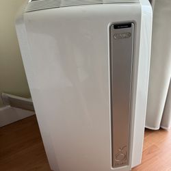 Portable AC Unit Cools 500 sq ft almost NEW