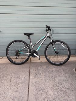 TREK 820 HYBRID BIKE 700c Wheels