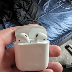 Air Pod Gen 2 With Case Good Condition 