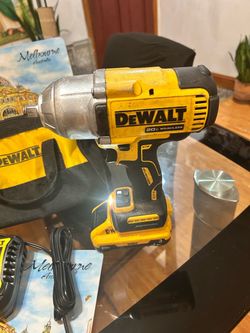 Dewalt 20 volts XR High torque Impac Wrench dfc 900whit 6 Ha Battery  And Charger. Poderosa llave de impacto dfc 900