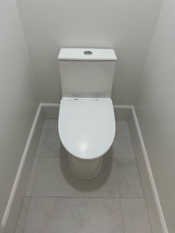 Canest elongated toilets - like new (2)