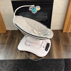 MamaRoo® multi-motion baby swing