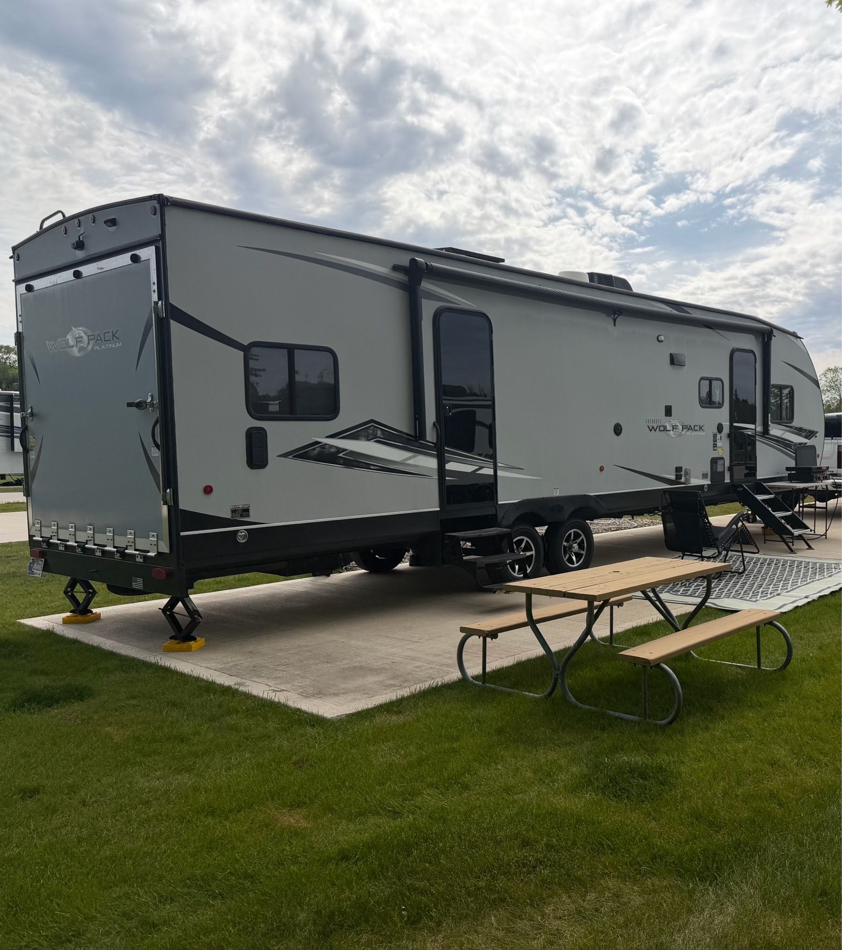 2021 WOLF PACK TOY HAULER 37’