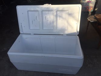 Rubbermaid 102 qt white marine fishing ice chest cooler for Sale
