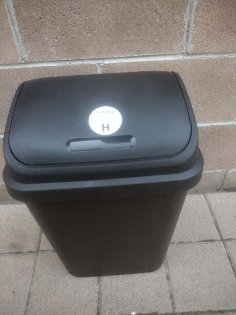 Brightroom Swing-Top Wastebasket/ Trash Can