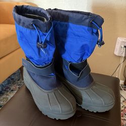 Snow Boots Size 5 (boys)