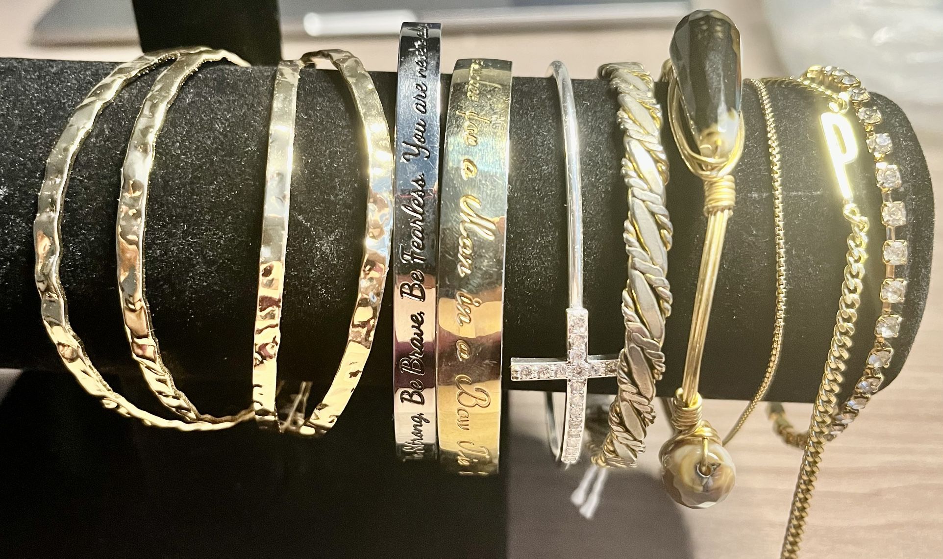 Vintage bracelet lot. All different colors. Shapes and sizes. As is no returns. Make me an offer I can’t refuse. Please feel free to ask me any questi