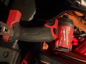 Milwaukee Fuel 1/4 in hex impact TOOL AND CHARGER ONLY NO BATTERY