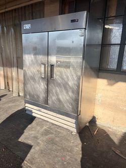 Avantco comercial refrigerator