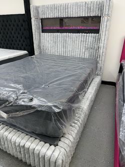 Floor Model Special Queen Bed Frame 📍😍🤓🥰🔥