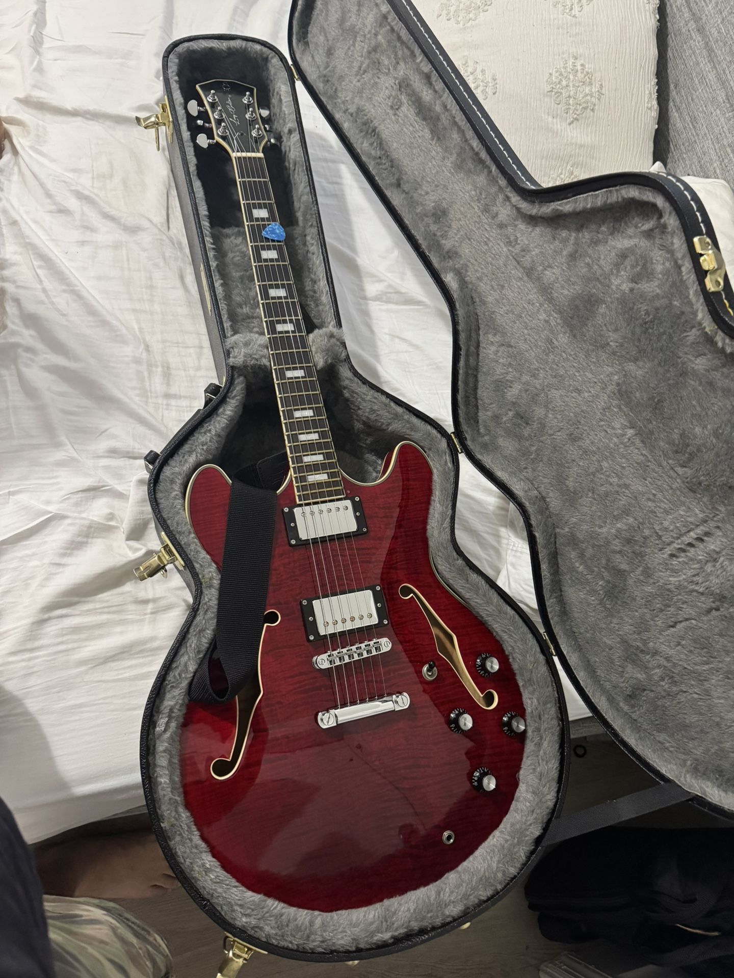 Sire - Larry Carlton Series Semi-Hollowbody
