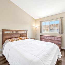Full Master bedroom Set In Excellent Condition 