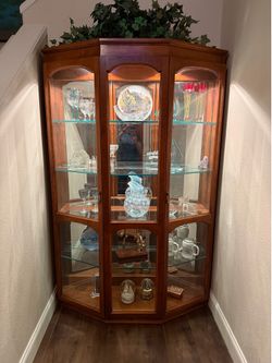 Lighted display cabinet