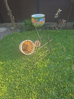 New Iron stand plus 3 Cermic pots for plants 100