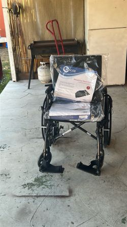 nueve cita con los dos cojines nuevos. Mire todas las fotos está bien tratad Hita Una silla de ruedas, nueve cita con los dos cojines nuevos. Mire tod