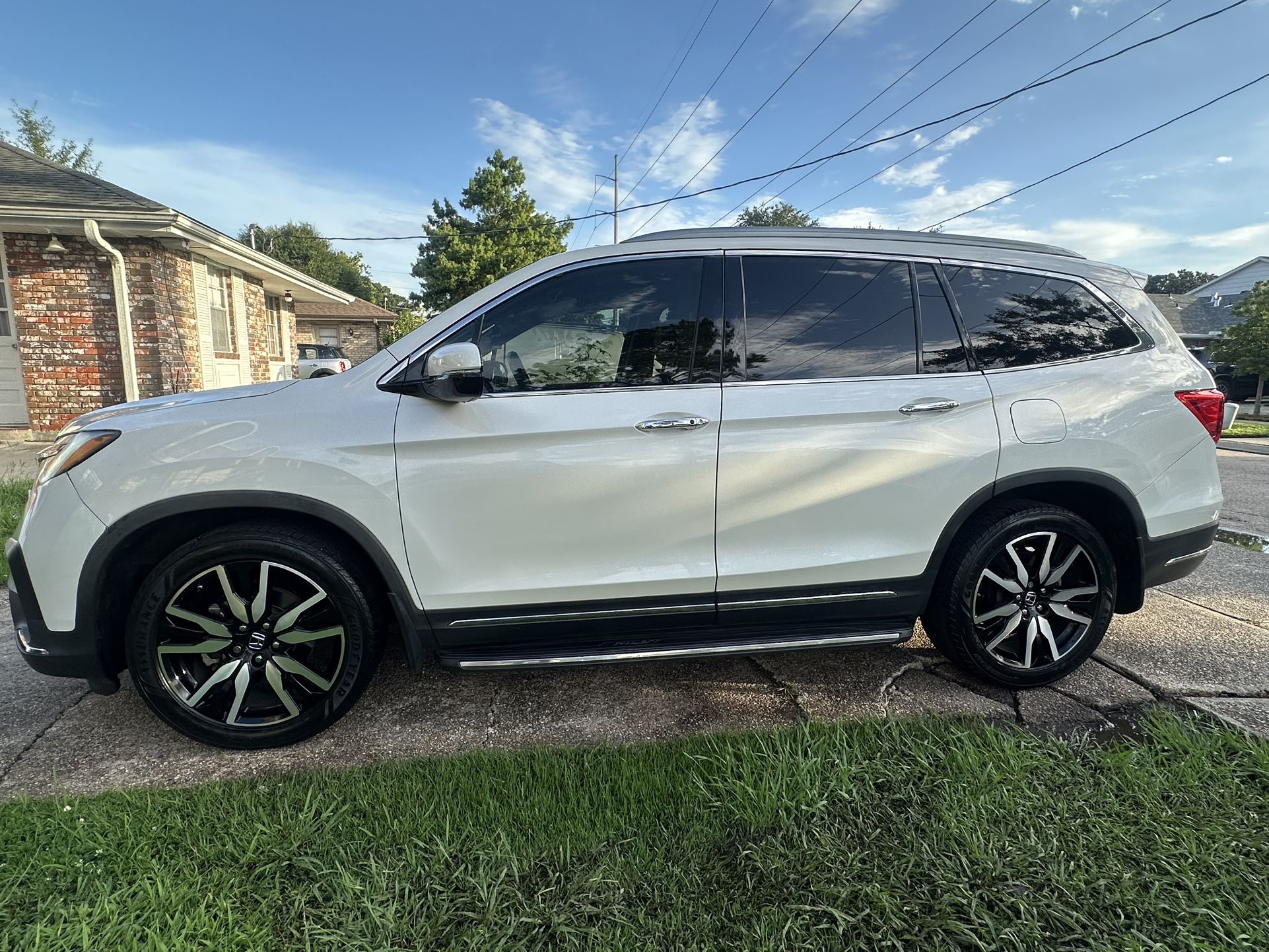 2019 Honda Pilot Touring AWD With Rear Captains
