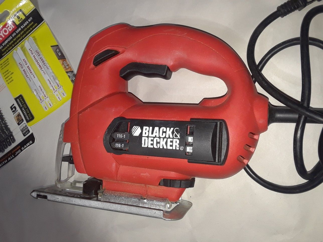 Used once Black & Decker JS500 Corded 3200 SPM, Jig Saw w/ blades for