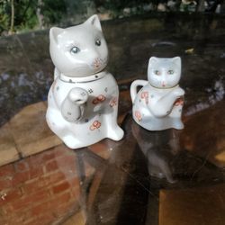 Porcelain teapots